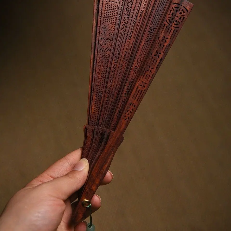 напълно дървена сгъваема фен малък лист червено сандалово дърво, фен в китайски стил, подарък сандаловый фен, кух занаят Изображение 3