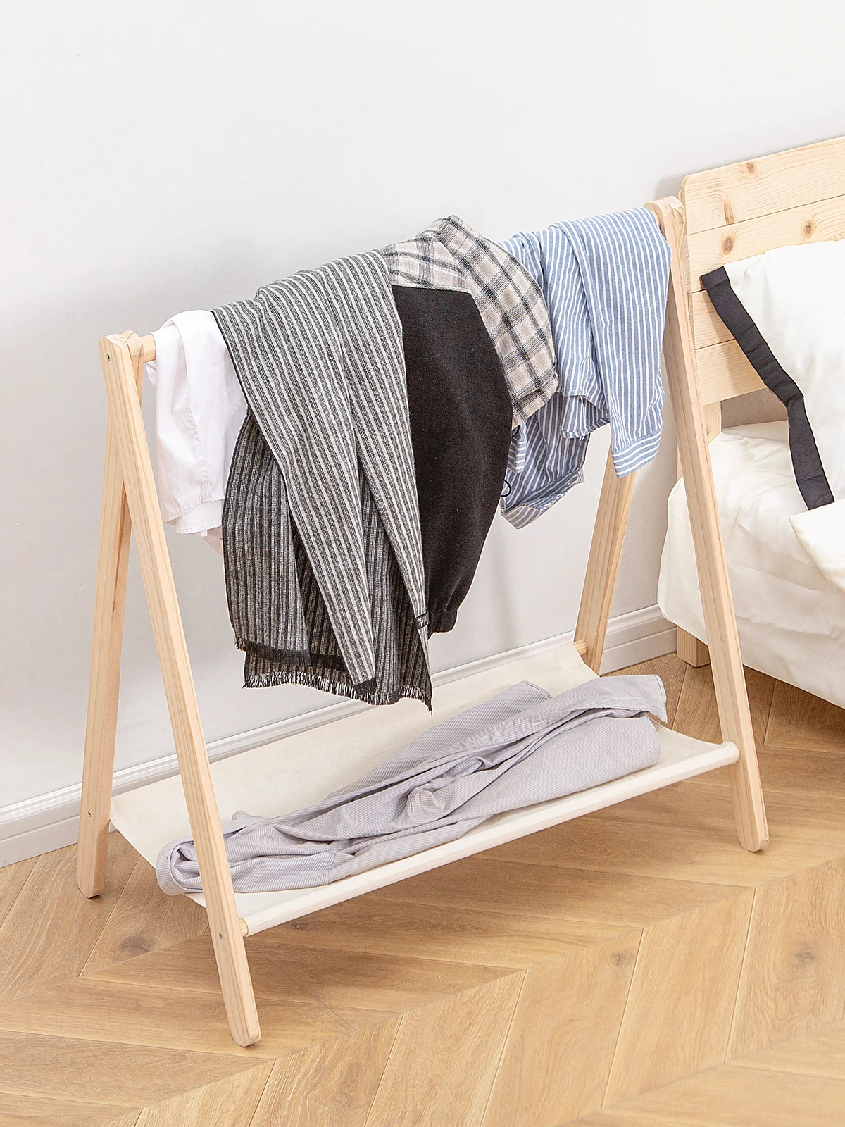 Сгъваема закачалка за дрехи в спалнята, закачалка за дрехи от масивно дърво от леглото, подови закачалка за нощен дрехи Изображение 0